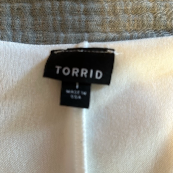 Torrid white size 1 (14-16) two layer shirt with peek a boo sleeves - Picture 5 of 7